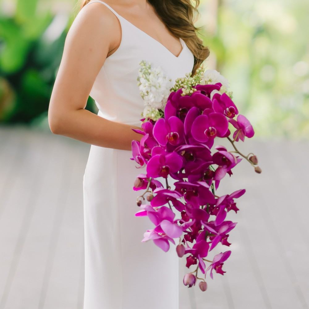 the-beauty-of-cascading-bouquets-drama-and-elegance-in-floral-design5